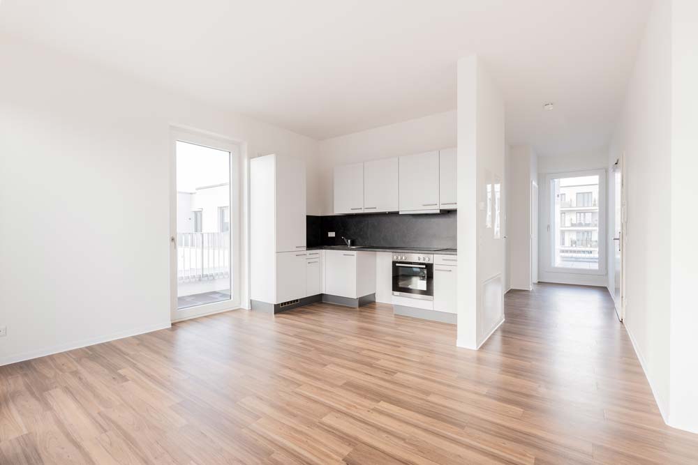 Kök och hall som är flyttstädat